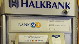 Halkbank 1976 tarihli Bağımsız Yabancı Devlet Dokunulmazlığı Yasası kapsamında olduğu için Amerikan mahkemelerinin bankayı yargılamaya hakkı olmadığını savunuyor