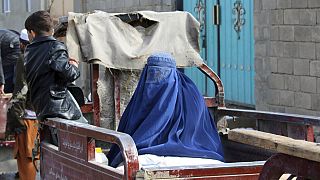 Afganos venden a sus hijas para no morir de hambre, los talibanes niegan la crisis humanitaria