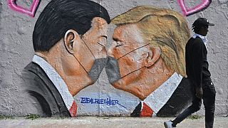 Un murales che ritrae il presidente Trump e quello cinese Xi Jinping fa il verso a Berlino a quello sul celebre bacio tra Brežnev e Honecker