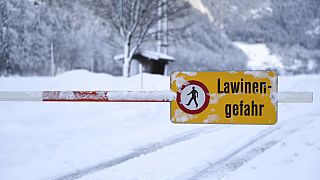 Archives : Panneau indiquant "Danger Avalanches" près de Lofer (Autriche), le 11/01/2019
