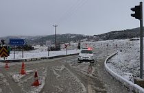 Isparta'da yoğun kar yağışı sonrası birçok köyde elektrik, internet ve ulaşım kesildi