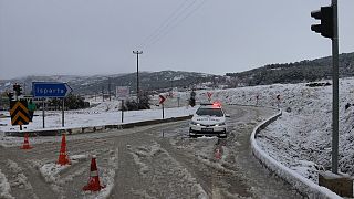 Isparta'da yoğun kar yağışı sonrası birçok köyde elektrik, internet ve ulaşım kesildi