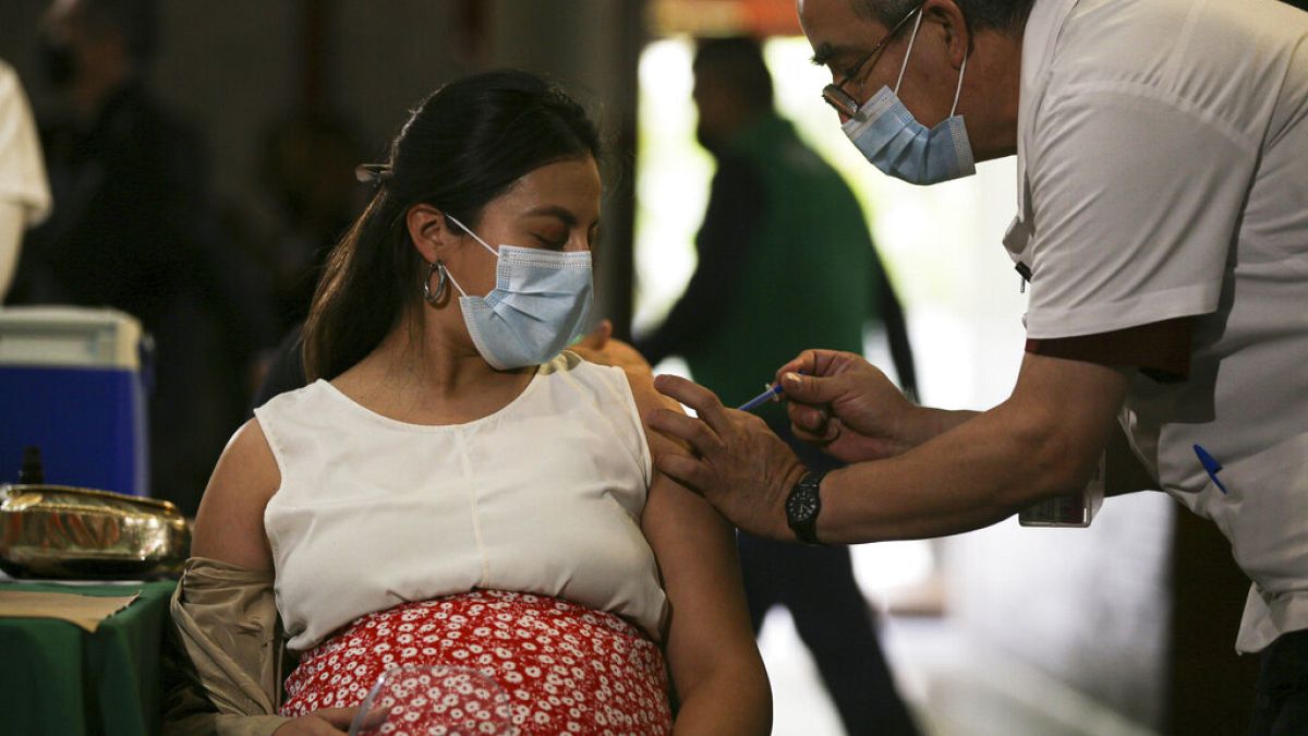 Schwangere lässt sich gegen Covid-19 impfen - Symbolbild