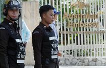 عنصران من الشرطة التايلاندية أمام مقر السفارة الأسترالية في بانكوك 