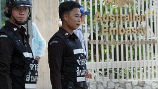 عنصران من الشرطة التايلاندية أمام مقر السفارة الأسترالية في بانكوك