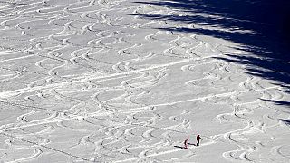 Síelők haladnak a havas tájon Filzmoos közelében, Ausztriában, 2022 január