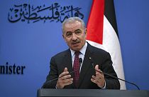 Le Premier ministre palestinien Mohammad Shtayyeh lors d'une conférence de presse à Ramallah en Cisjordanie, jeudi 9 décembre 2021.