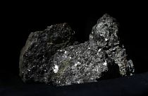 Photo prétexte prise le 28 mars 2017, d'un morceau de roche contenant du lithium, extrait de Cinovec en République Tchèque