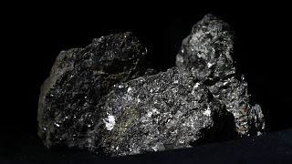 Photo prétexte prise le 28 mars 2017, d'un morceau de roche contenant du lithium, extrait de Cinovec en République Tchèque