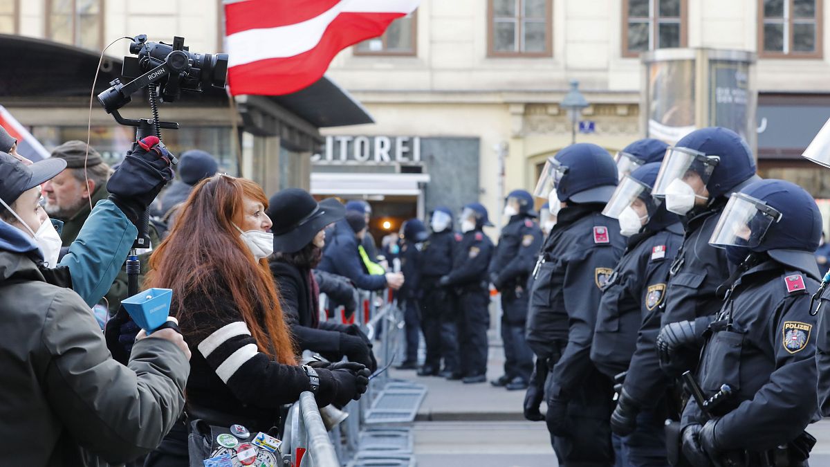 متظاهرون ضد قيود فيروس كورونا في فيينا، النمسا.