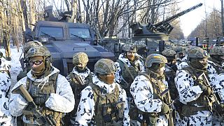La Garde nationale ukrainienne s'entraîne dans la ville fantôme de Pripiat, près de la centrale nucléaire de Tchernobyl, en Ukraine, vendredi 4 février 2022.