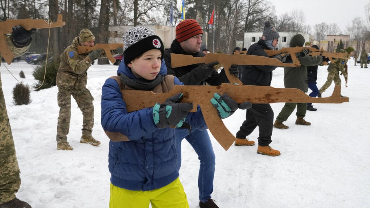 Crisi Ucraina-Russia: i civili si addestrano nelle foreste