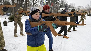 Miles de civiles ucranianos reciben entrenamiento militar como defensa ante la posible invasión rusa