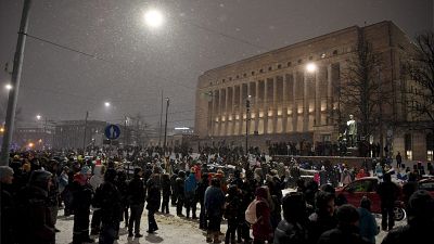 تجمع المئات وسط العاصمة هلسنكي وطالبوا باستقالة الحكومة