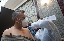 Homem é vacinado em Viena, Áustria