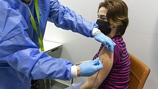 يتم تطعيم شخص ضد فيروس كورونا حيث يبدأ التطعيم الإجباري في فيينا، النمسا، بتاريخ الجمعة 4 فبراير 2022