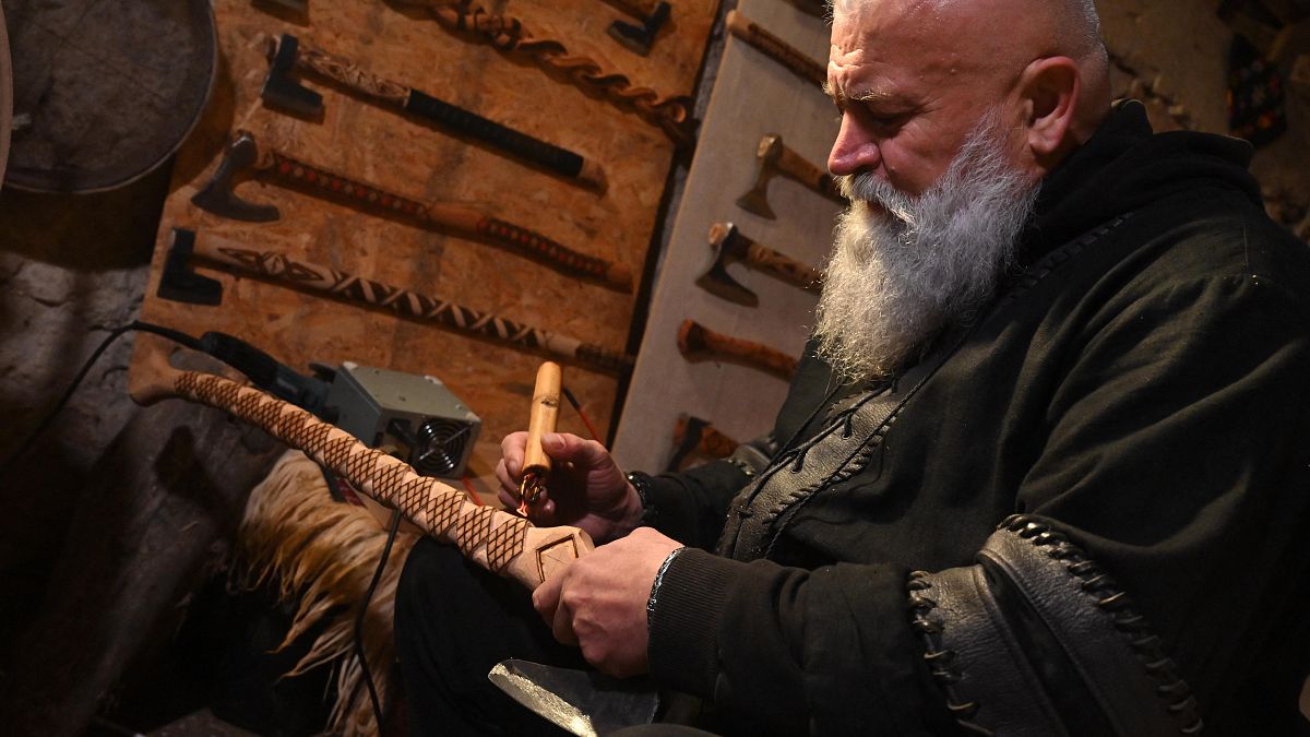 ستيبه بليتس أو راجنار كافورسون يحفر المقبض الخشبي لـ "سلاح فايكنغ" ، في بلدة توميسلافغراد في جنوب البوسنة.