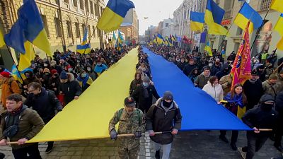 شاهد: مسيرة حاشدة في خاركيف الأوكرانية ووعود للجيش الروسي بحرب عصابات إذا هاجم البلاد