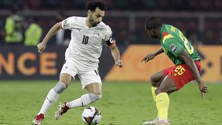 محمد صلاح أمام الكاميروني نوهو تولو خلال مباراة نصف نهائي كأس الأمم الأفريقية لكرة القدم. 2022/02/03