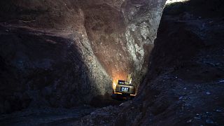 جرار يحفر نفقا في الجبل خلال مهمة إنقاذ صبي سقط في حفرة بولاية شفشاون المغربية. 2022/02/04