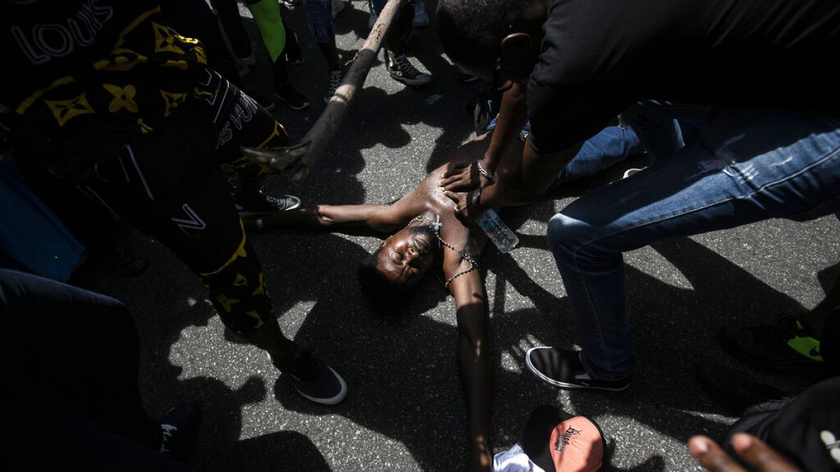 Un manifestante simula la muerte violenta de Moïse, un inmigrante congoleño, en Río de Janeiro (Brasil)