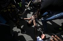 Un manifestante simula la muerte violenta de Moïse, un inmigrante congoleño, en Río de Janeiro (Brasil)