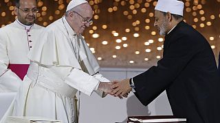 El Papa Francisco saluda al jeque Ahmad al-Tayyeb, gran imán de Al-Azhar de Egipto, tras un encuentro interreligioso en el Monumento al Fundador en Abu Dhabi