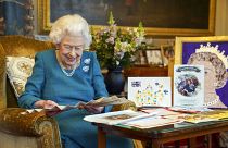 La reine examinant, au château de Windsor, des objets et messages qui lui ont été adressés pour ses précédents jubilés. Photo non datée mais récente publiée le 4 février 2022.