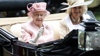 ملكة بريطانيا إليزابيث الثانية "يسار" والأميرة كاميلا زوجة الأمير تشارلز"يمين الصورة". 18/06/2013