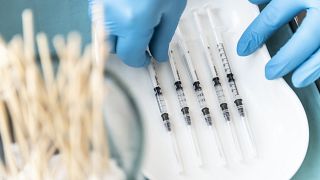 Comirnaty-vakcinával töltött fecskendők a Szabolcs-Szatmár-Bereg Megyei Kórházak és Egyetemi Oktatókórház Nyírbátori Szakrendelőjében kialakított oltóponton 2022. február 4-én