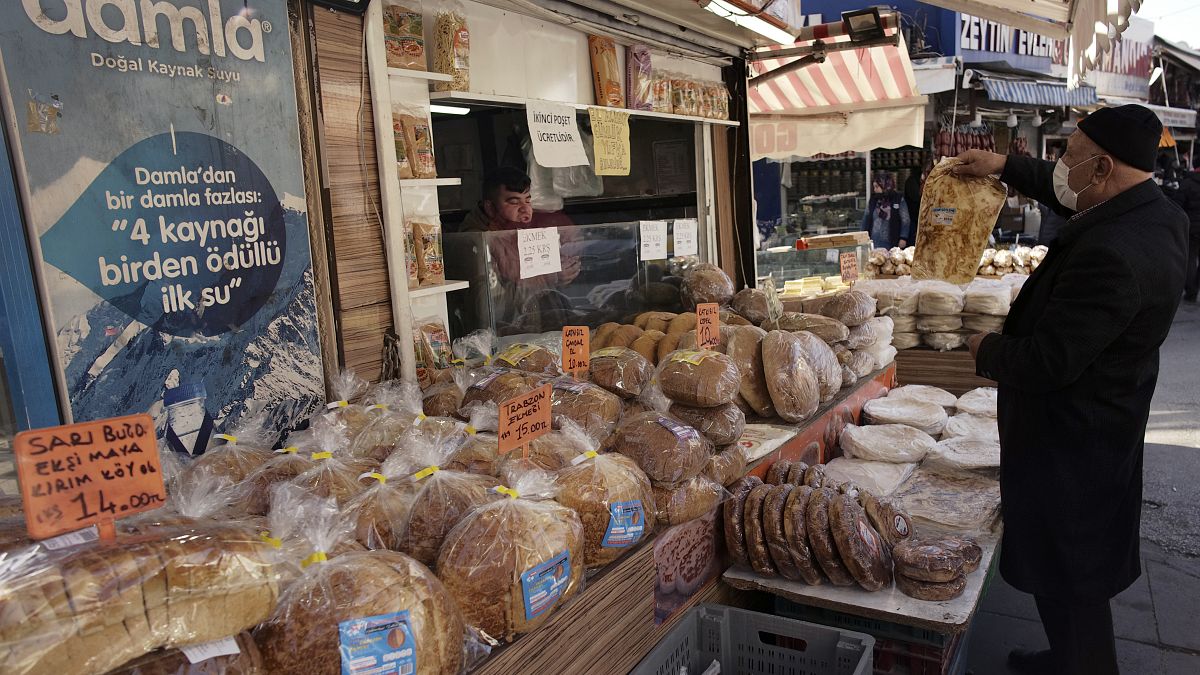 رجل يشتري الخبز في أنقرة بتركيا
