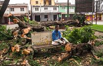 Un homme assis sur un banc à Antsirabe (Madagascar), suite au passage du cyclone Batsirai, le 6 février 2022