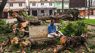 Un homme assis sur un banc à Antsirabe (Madagascar), suite au passage du cyclone Batsirai, le 6 février 2022