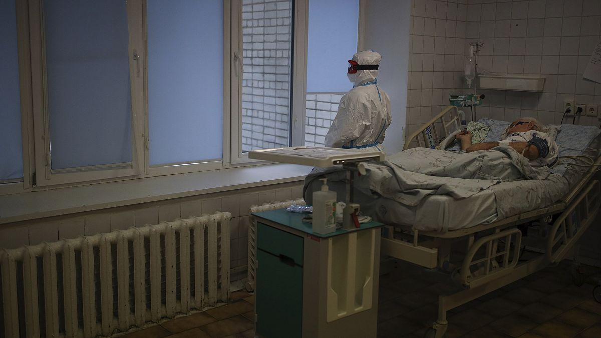 Хотя Омикрон модет вызывать не такие серьёзные симптомы, как другие штаммы, темпы госпитализаций в России растут