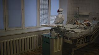 Хотя Омикрон модет вызывать не такие серьёзные симптомы, как другие штаммы, темпы госпитализаций в России растут