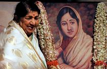 المغنية الهندية لاتا مانجيشكار تحتفل بعيد ميلادها في مومباي، الهند.