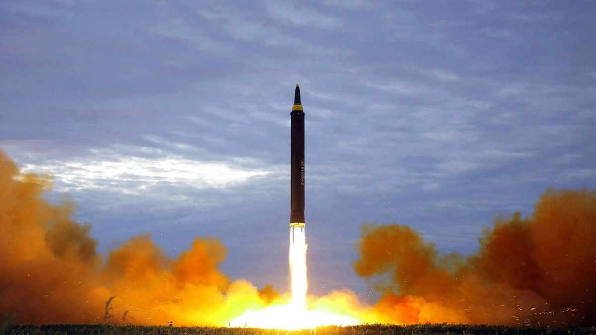 تجربة لإطلاق صاروخ متوسط المدى هواسونغ -12 في بيونغ يانغ، كوريا الشمالية.