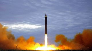 تجربة لإطلاق صاروخ متوسط المدى هواسونغ -12 في بيونغ يانغ، كوريا الشمالية.