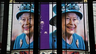 Imagens de Isabel II exibidas nos ecrãs digitais de Picadilly Circus, em Londres