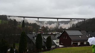Sprengung der Talbrücke Rinsdorf an der A45
