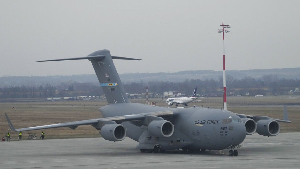 Amerikai katonai csapatszállító repülőgép érkezése Lengyelországba