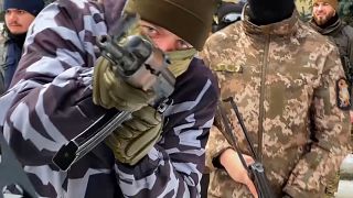 Militär-Crashkurs für Freiwillige: Ukraine bereitet sich auf den Ernstfall vor