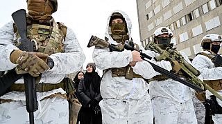 Militares ucranianos treinam civis em Kiev