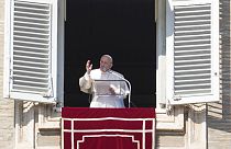 Le pape François au balcon du Vatican près de la place St-Pierre de Rome, le 06/02/2022