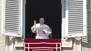 Le pape François au balcon du Vatican près de la place St-Pierre de Rome, le 06/02/2022