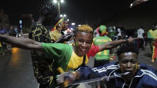 Dakar'daki Senegal taraftarları, 6 Şubat 2022 Pazar günü Kamerun'un Yaounde kentinde oynanan Afrika Uluslar Kupası futbol finalinde takımlarının Mısır'a karşı galibiyetini kutluyor.