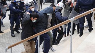  Αστυνομικοί οδηγούν τους συλληφθέντες για τη δολοφονία του 19χρονου Άλκη, στην ανακρίτρια Θεσσαλονίκης