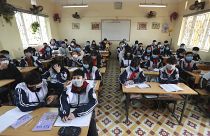 طلاب في مدرسة دينه كونغ الثانوية في هانوي، فيتنام.