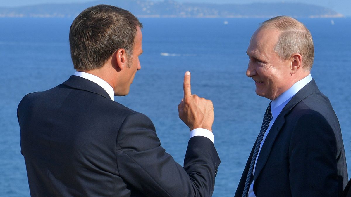 الرئيس الفرنسي إيمانويل ماكرون يشير أثناء محادثاته مع الرئيس الروسي فلاديمير بوتين في جنوب فرنسا.