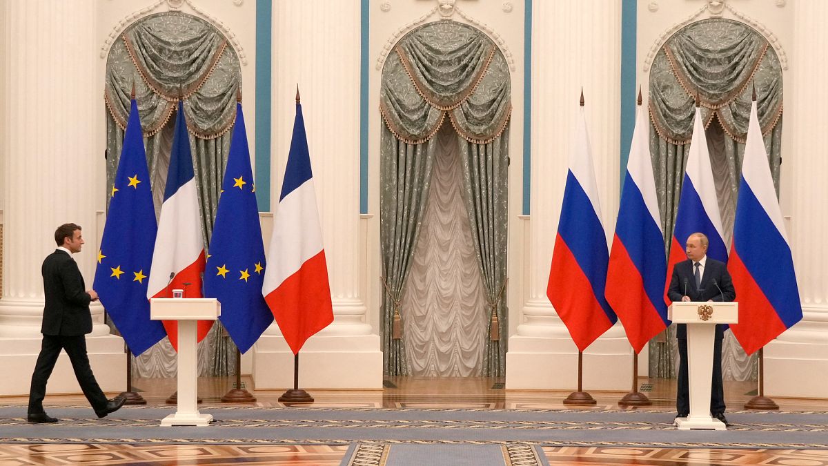 الرئيسان الروسي فلاديمير بوتين والفرنسي إيمانويل ماكرون قبيل مؤتمر صحافي مشترك في موسكو 